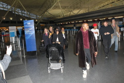 Kim Kardashian - At JFK Airport in New York City with Kanye West (2015. 02. 09) (44xHQ) WPndipza