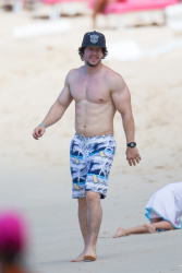 Mark Wahlberg - and his family seen enjoying a holiday in Barbados (December 26, 2014) - 165xHQ WrX439BU