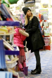 Jessica Alba - Shopping with her daughters in Los Angeles, 10 января 2015 (89xHQ) XfClX0C2