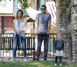 Jessica Alba - Jessica and her family spent a day in Coldwater Park in Los Angeles (2015.02.08.) (196xHQ) XfyjUeW0