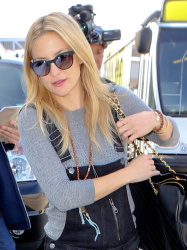Kate Hudson - at LAX airport in LA - February 19, 2015 (24xHQ) XwvnuEog