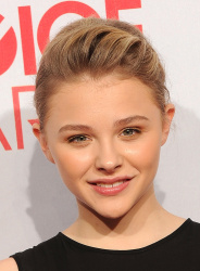 Chloe Moretz - 2012 People's Choice Awards at the Nokia Theatre (Los Angeles, January 11, 2012) - 335xHQ Y5raMLUP