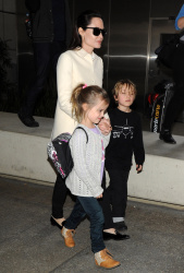 Angelina Jolie - LAX Airport - February 11, 2015 (185xHQ) Y6ucd071