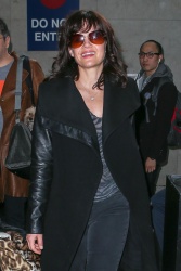 Carla Gugino - Carla Gugino - Arrives in LAX Airport - February 20, 2015 (12xHQ) YQVVvZQj