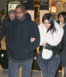 Kanye West - Kim Kardashian и Kanye West - Arriving at JFK airport in New York, 7 января 2015 (63xHQ) YdBOEf7h