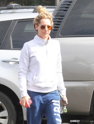 Ashley Tisdale - Stopping by a nail salon in Los Angeles - February 22, 2015 (14xHQ) Z0Zwx80h