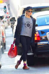 Sienna Miller - walking to a building in Midtown, New York, 15 января 2015 (39xHQ) A4NzlDGJ
