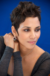 Halle Berry - Frankie & Alice press conference portraits by Vera Anderson, Hollywood, November 30, 2010) - 13xHQ ALuKmHDw