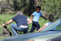 Sean Penn - Sean Penn and Charlize Theron - enjoy a day the park in Studio City, California with Charlize's son Jackson on February 8, 2015 (28xHQ) AMdyUVqy