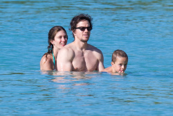 Mark Wahlberg - and his family seen enjoying a holiday in Barbados (December 26, 2014) - 165xHQ AmuyNRj6
