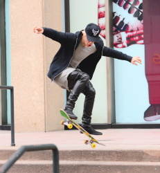 Justin Bieber - Justin Bieber - Skating in New York City (2014.12.28) - 41xHQ BPDPWqbK
