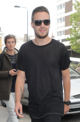 Liam Payne - Arriving at recording studio in London - April 24, 2015 - 10xHQ BlkMQWTJ