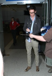 Eddie Redmayne - Arriving at LAX airport with his wife Hannah Bagshawe - February 21, 2015 - 10xMQ BnkUOxOu