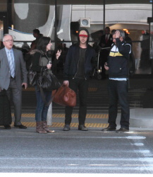 Ryan Gosling - Arriving at LAX Airport in LA - April 17, 2015 - 25xHQ C3XDW8ak