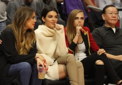 Cara Delavingne, Kendall Jenner and Khloe Kardashian - At the Basketball game, 7 января 2015 (23xHQ) C8ma9ssB