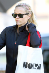 Reese Witherspoon - Out and about in Brentwood - February 5, 2015 (33xHQ) CNShZ0tm