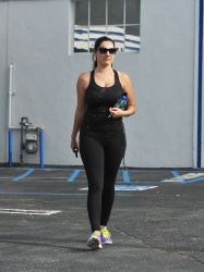 Kelly Brook - Leaving the Gym in Los Angeles, 9 января 2015 (44xHQ) CTz2Q5nm