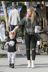 Hilary Duff - Out and about in Beverly Hills, 7 января 2015 (17xHQ) CXKTOIeT