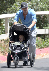 Josh Duhamel - Josh Duhamel - Out and about in Brentwood - May 9, 2015 - 22xHQ CXt5lwZ3