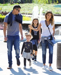 Jessica Alba - Jessica and her family spent a day in Coldwater Park in Los Angeles (2015.02.08.) (196xHQ) DqOgtrIV