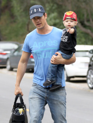 Josh Duhamel - Josh Duhamel - Out for breakfast with his son in Brentwood - April 24, 2015 - 34xHQ F5zLMZKh