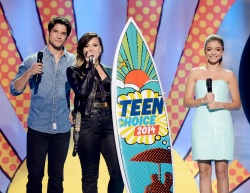 Demi Lovato and Cher Lloyd - Performing Really Don't Care at the Teen Choice Awards. August 10, 2014 - 45xHQ FE8NUmDj