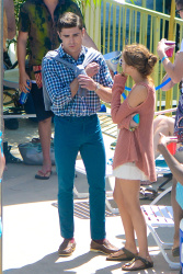 Robert De Niro - Zac Efron and Robert De Niro - film scenes for 'Dirty Grandpa' at Tybee Sea and Breeze Hotel in Tybee Island, Georgia - May 6, 2015 - 33xHQ FFFml1kc