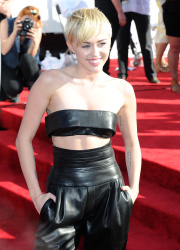 Miley Cyrus - 2014 MTV Video Music Awards in Los Angeles, August 24, 2014 - 350xHQ FoeEA13V