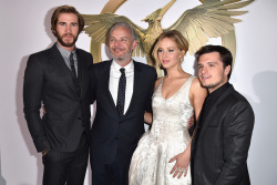 Liam Hemsworth, Jennifer Lawrence, Josh Hutcherson - 'The Hunger Games: Mockingjay - Part 1'Los Angeles Premiere at Nokia Theatre L.A. Live, Лос-Анджелес, 17 ноября 2014 (119xHQ) GDiPzajD