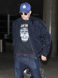 Chris Evans - arriving on a flight at LAX airport in Los Angeles, California - May 7, 2014 - 9xHQ GMYUD6em