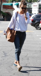 Alessandra Ambrosio - Out and about in Brentwood, 27 января 2015 (33xHQ) GbWtRFkO