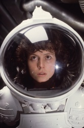 Ian Holm, Sigourney Weaver - постеры и промо стиль к фильму "Alien (Чужой)", 1979 (70хHQ) GtXEIikE