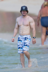 Mark Wahlberg - and his family seen enjoying a holiday in Barbados (December 26, 2014) - 165xHQ GvBBaPdD