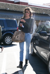 Alessandra Ambrosio - at the Brentwood Country Mart in Los Angeles (2015.03.02.) (15xHQ) HQrsOoEj