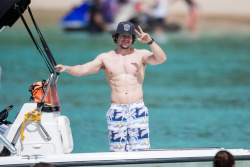 Mark Wahlberg - and his family seen enjoying a holiday in Barbados (December 26, 2014) - 165xHQ HRusYFEB