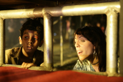 Freida Pinto - Freida Pinto, Dev Patel - Промо стиль и постеры к фильму "Slumdog Millionaire (Миллионер из трущоб)", 2008 (76хHQ) Ht84XB6v