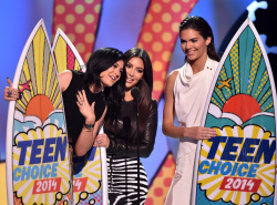 Kendall & Kylie Jenner - At the FOX's 2014 Teen Choice Awards, August 10, 2014 - 115xHQ I1GcejKd