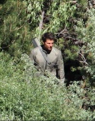 Tom Cruise - on the set of 'Oblivion' in June Lake, California - July 10, 2012 - 15xHQ IR1u8F6c