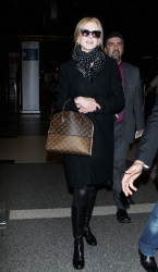 Nicole Kidman - Arriving at LAX airport in Los Angeles (2015.02.04.) (14xHQ) IYox8Bb1