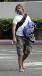 Josh Holloway - Candids coming from gym (2005.12.11) - 6xHQ IlUp4st3