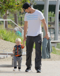 Josh Duhamel - Park with his son in Santa Monica (2015.05.26) - 25xHQ Iy8u1kxd