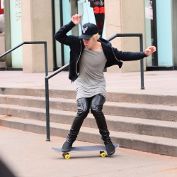 Justin Bieber - Skating in New York City (2014.12.28) - 41xHQ JEIeAPsW