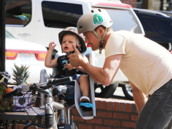 Josh Duhamel - Josh Duhamel - Out for lunch with his son in Santa Monica - April 27, 2015 - 30xHQ Jhjraa5N