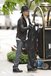 Ian Somerhalder - seen out of his hotel - May 15, 2012 - 8xHQ Jr6F628e