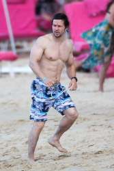 Mark Wahlberg - and his family seen enjoying a holiday in Barbados (December 26, 2014) - 165xHQ JrWHKhkb