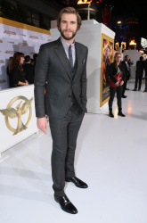 Liam Hemsworth, Jennifer Lawrence, Josh Hutcherson - 'The Hunger Games: Mockingjay - Part 1'Los Angeles Premiere at Nokia Theatre L.A. Live, Лос-Анджелес, 17 ноября 2014 (119xHQ) KPsmZpqU