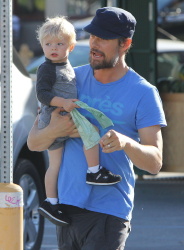 Josh Duhamel - took his son Axl for a bike ride in Santa Monica - March 7, 2015 - 32xHQ KUXEh3oz