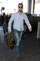Gerard Butler - arrives at LAX Airport (February 23, 2015) - 8xMQ KnBBuEwe
