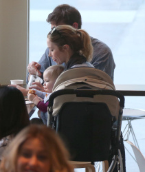 Emily Blunt - and husband John Krasinski take their daughter Hazel out for lunch and a stroll in Los Angeles, California with her baby girl Hazel on January 24, 2015 - 22xHQ KwQkxJdn