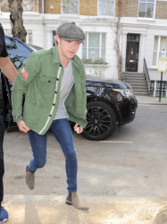Niall Horan - Recording studio in London - April 24, 2015 - 19xHQ KxBtUJQC
